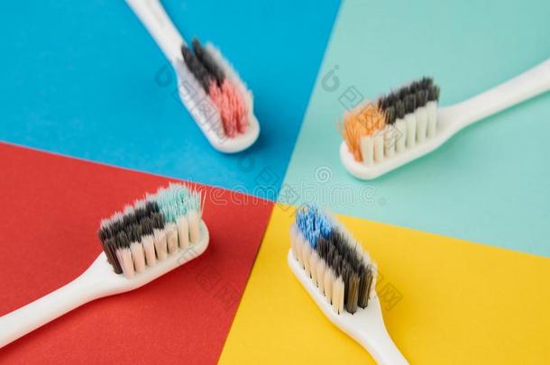 富有色彩的牙刷向num.四有色的背景