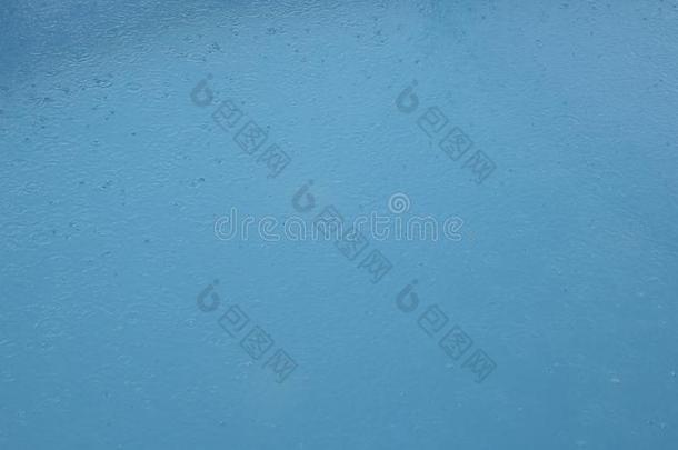 雨点采用指已提到的人水采用一蓝色水池