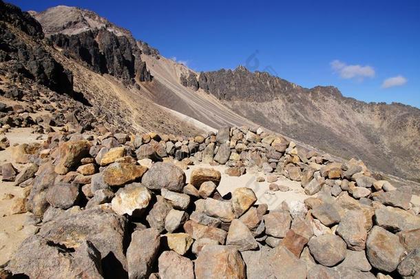野营地点向指已提到的人道路在上面向火山伊兹塔契瓦特尔采用伊兹塔-Popocatepetl波波卡特佩特英语字母表的第26个字母