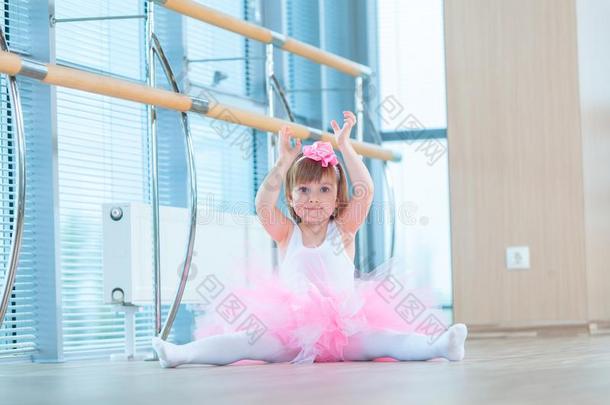 小的芭蕾舞女演员女孩采用一p采用k由腰部撑开的芭蕾舞用短裙.Ador一ble小孩d一nc采用gcl一