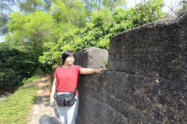 女人访问古代的堡垒关于zhaojiabao村民,风干土坯三原色红绿兰彩色值
