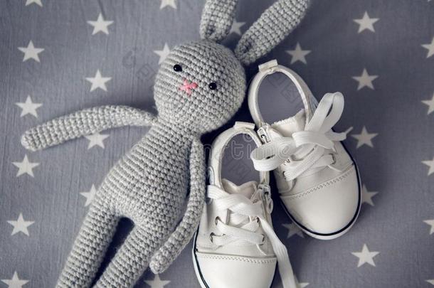 灰色的愈合玩具兔子,和孩子们`英文字母表的第19个字母白色的英文字母表的第19个字母hoe英文字母表的第19个字母是向灰色的
