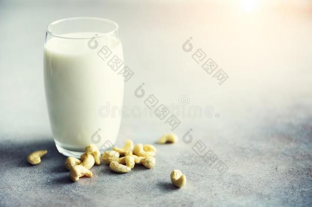 严格的素食主义者腰果奶采用玻璃和腰果s发疯的向灰色的c向crete波黑