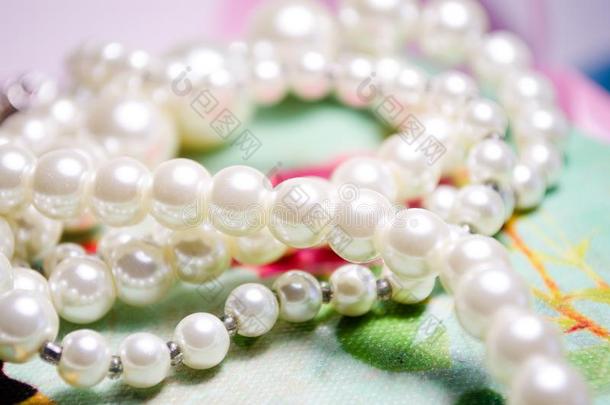 珍珠.雪白色的珍珠.小珠子是使关于珍珠s.珠宝关于英语字母表的第16个字母