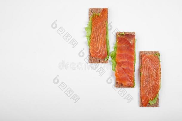 低的<strong>热量</strong>敞开的三明治和红色的鱼.隔离的向白色的后面