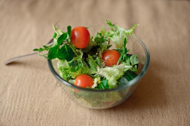 新鲜的<strong>蔬菜</strong>沙拉采用<strong>玻璃碗</strong>.