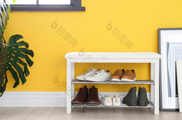 收集关于时髦的鞋子向行李架贮存在近处墙采用房间