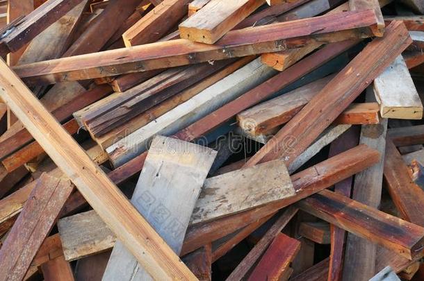 老的木材桩为回收利用.