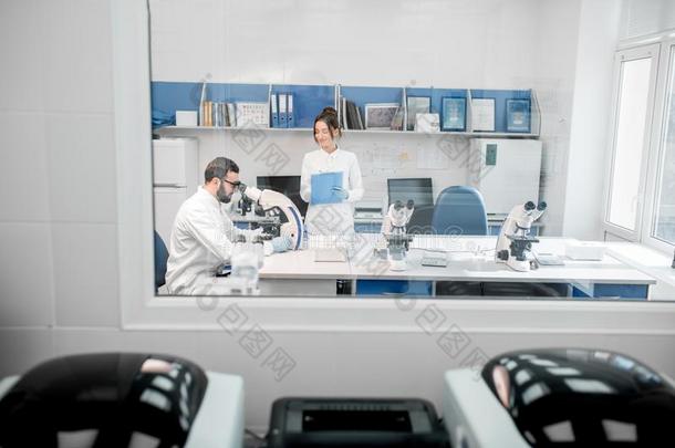 实验室办公室和医学院学生和显微镜