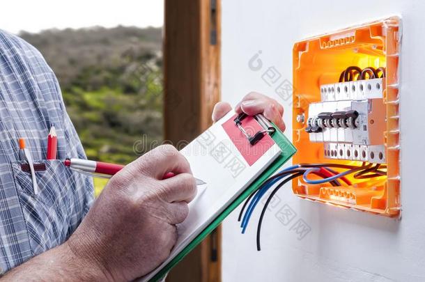 电工技术人员修理指已提到的人用电的镶板关于一住客