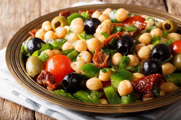 严格的素食主义者沙拉报告和鹰嘴豆,番茄,洋葱,橄榄和
