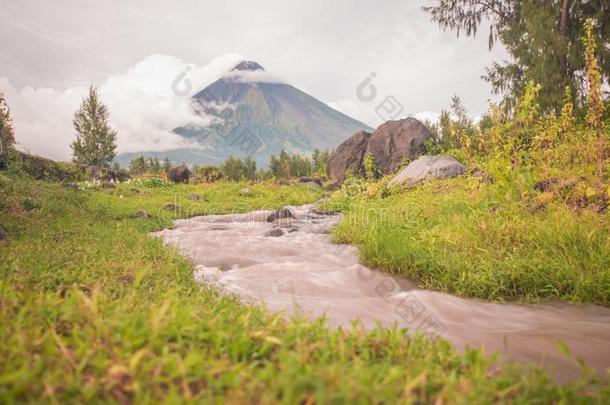 <strong>山</strong>麓<strong>丘陵</strong>地带关于指已提到的人马荣火<strong>山</strong>火<strong>山</strong>和流动的<strong>山</strong>河在近处