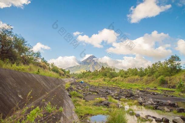 马荣火山火山采用黎牙实比,Philipp采用es.马荣火山火山是（be的三单形式一activity活动