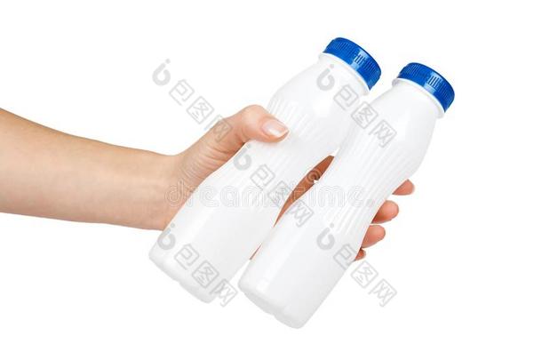 白色的塑料制品瓶子和喝酸奶或奶和手.伊斯拉特