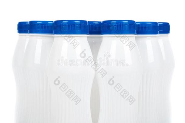 组关于白色的塑料制品瓶子和喝酸奶或奶.伊斯拉特