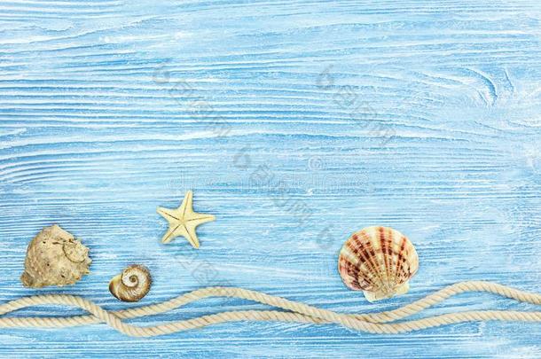 海的粗绳,贝壳和海星向蓝色<strong>破旧</strong>的背景