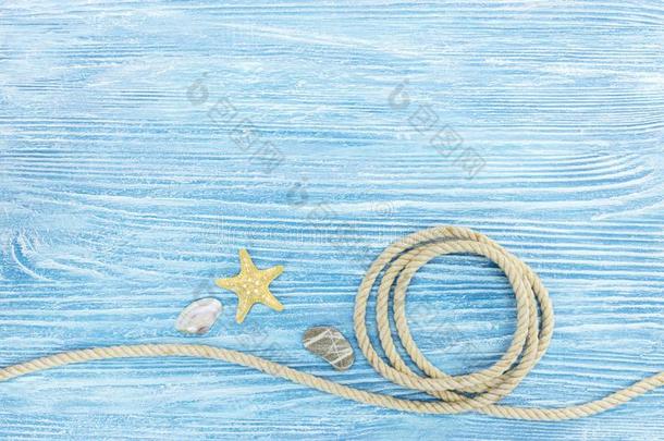 海的石头和贝壳,粗绳向描画的蓝色木制的板