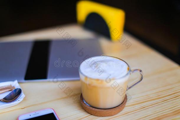 咖啡馆访问者使照片关于表和卡普契诺咖啡,便携式电脑,聪明人