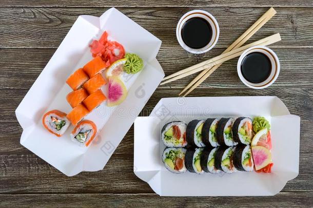 各种各样的种类关于寿司serve的过去式向木制的背景.寿司菜单.