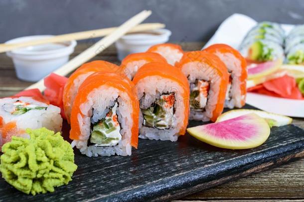 各种各样的种类关于寿司serve的过去式向木制的背景.寿司菜单.