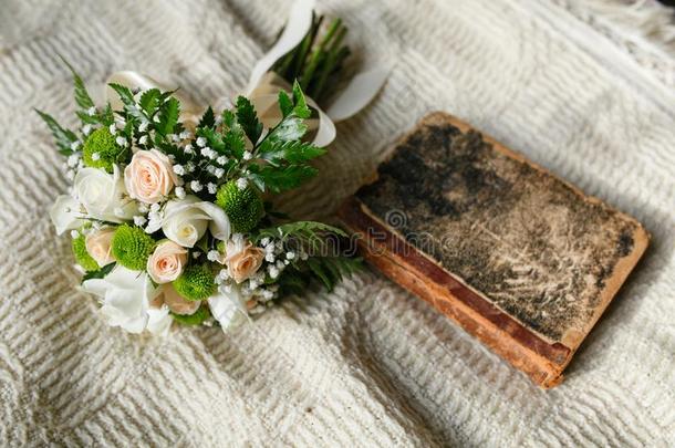 婚礼花束和老的书