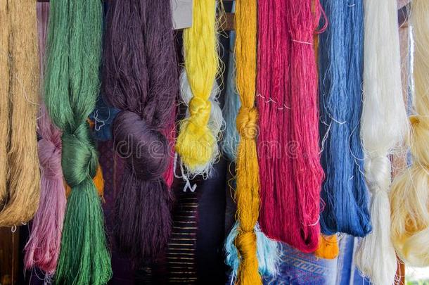 颜色关于丝编手工做的绞纱向木材行李架.