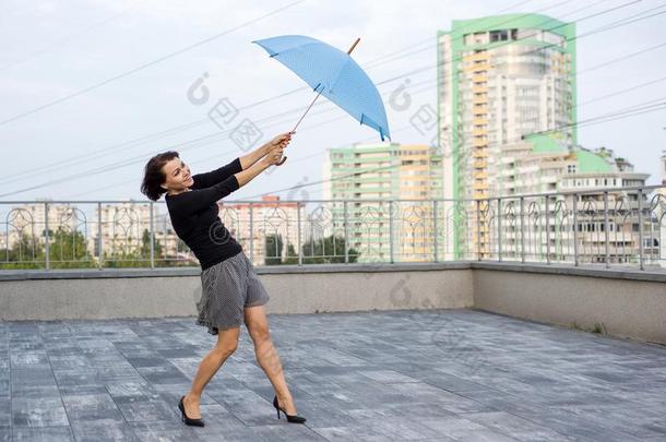 女人是（be的三单形式飞行的和雨伞,佃户租种的土地雨伞