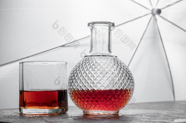 瓶子威士忌酒和玻璃关于威士忌酒和冰向黑的背景