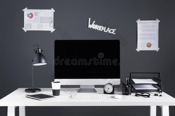 <strong>桌面</strong>计算机和空白的屏幕,商业图表和办公室<strong>英文</strong>字母表的第19个字母