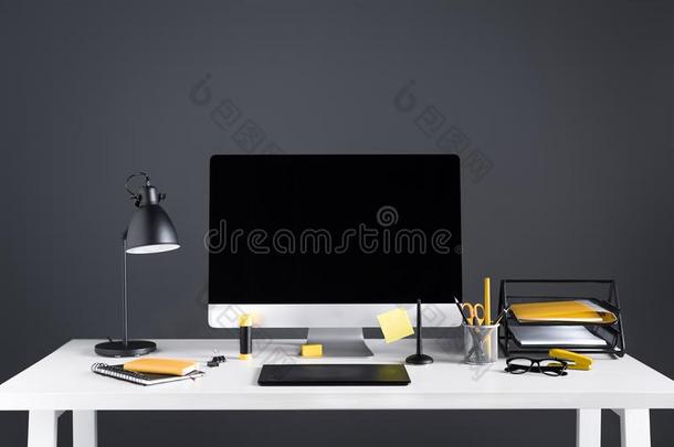 <strong>桌面</strong>计算机和空白的屏幕,制图学碑和办公室<strong>英文</strong>字母表的第19个字母