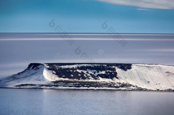 北极的岛冰河,雪原和岩石露出地面的岩层