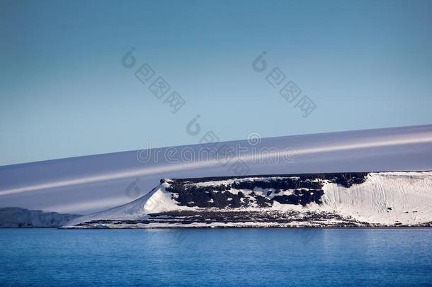 北极的岛冰河,<strong>雪原</strong>和岩石露出地面的岩层