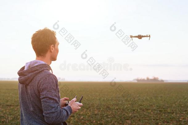 男人<strong>领航</strong>的职业雄蜂在日落