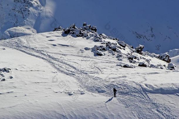 高的山从落下-滑雪道斜坡为全能滑雪板和踪迹关于滑雪板