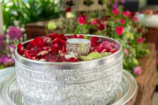 水和茉莉和玫瑰花冠采用碗为泼水节庆祝活动