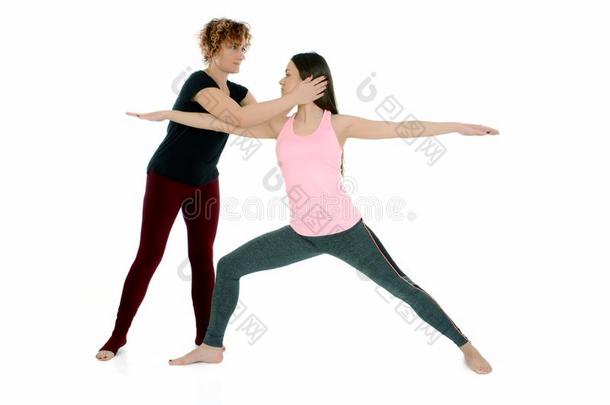 年幼的女人做瑜伽瑜珈的任何一种姿势武士使摆姿势Virabrad瑜珈的任何一种姿势