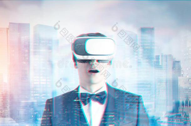使惊讶男人采用VirtualReality虚拟现实眼镜,城市风光照片