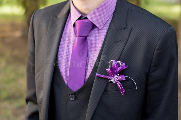 紫色的插于钮孔上之花使整洁特写镜头.