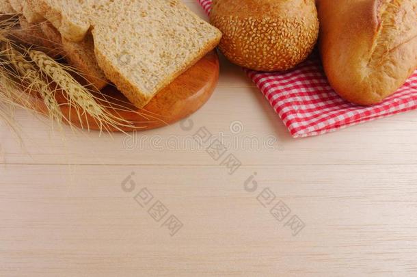 各种各样的各种面包向木制的盘子平的放置