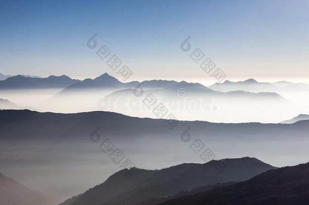 有雾的山风景采用喜马拉雅山脉,尼泊尔.