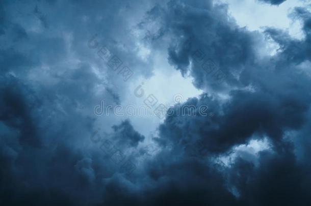 黑暗的云创造一喜怒无常的一tmosphere在的时候一雷电交加的暴风雨