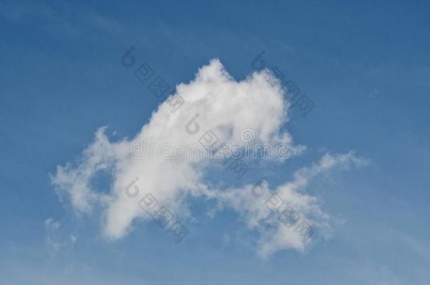 清楚的蓝色天和平原白色的云和空间为文本后面