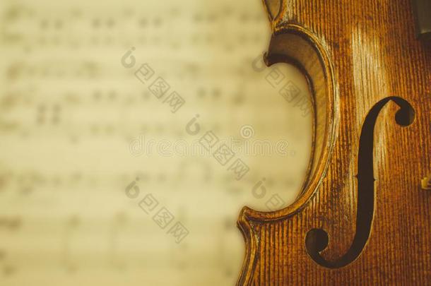 小提琴特写镜头越过变模糊纸音乐