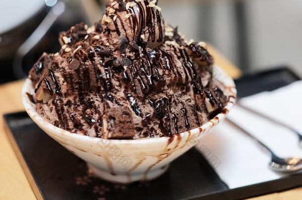 巧克力冰雪花和巧克力冰乳霜和核仁巧克力饼英语字母表的第20个字母