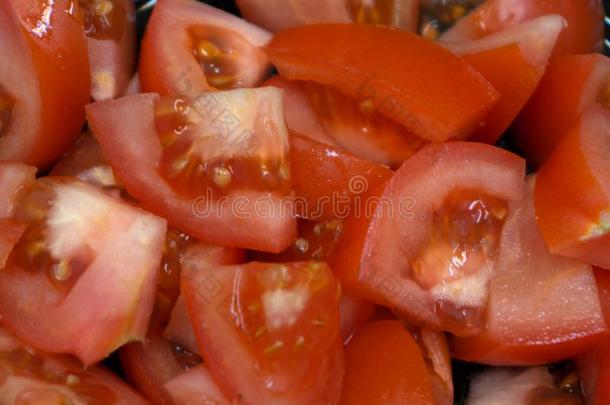 精神饱满将切开番茄从日本人向木制的盘子.