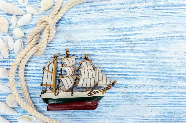 船,贝壳和粗绳向蓝色木制的背景Â 