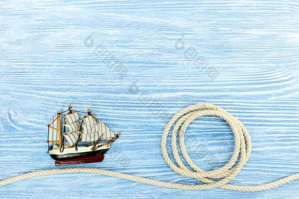 帆船和海的粗绳向蓝色木制的背景
