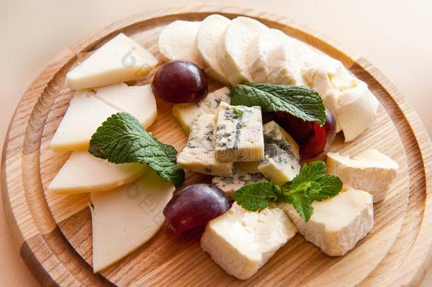 奶酪和葡萄和绿叶蔬菜向一将切成<strong>小方块</strong>盘