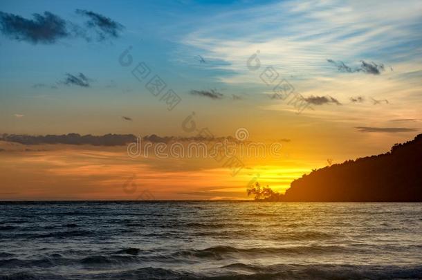 日落在懒惰的海滩向指已提到的人岛R向g萨穆伦