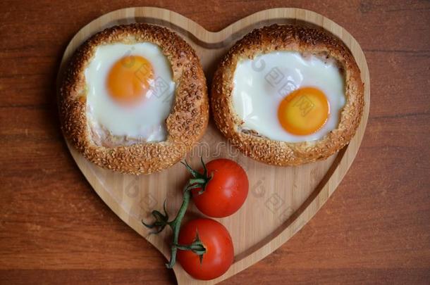 <strong>早餐盘</strong>子为两个,鸡蛋圆形的小面包或点心和樱桃番茄
